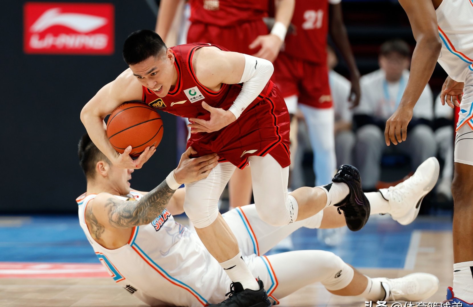 吉林队横扫马刺，库里扛起全队