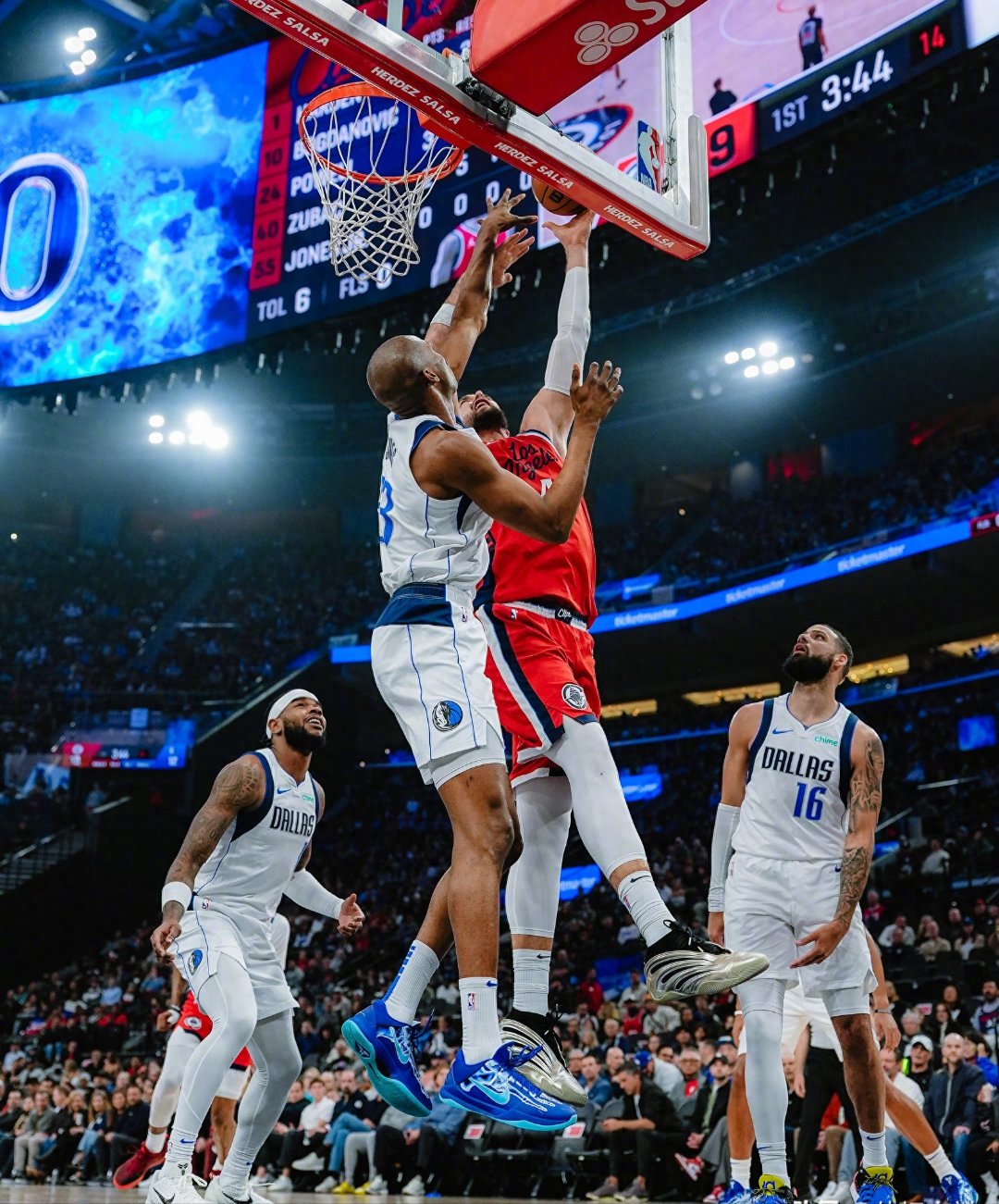 独行侠队迎战强敌，西施特斯表现抢眼