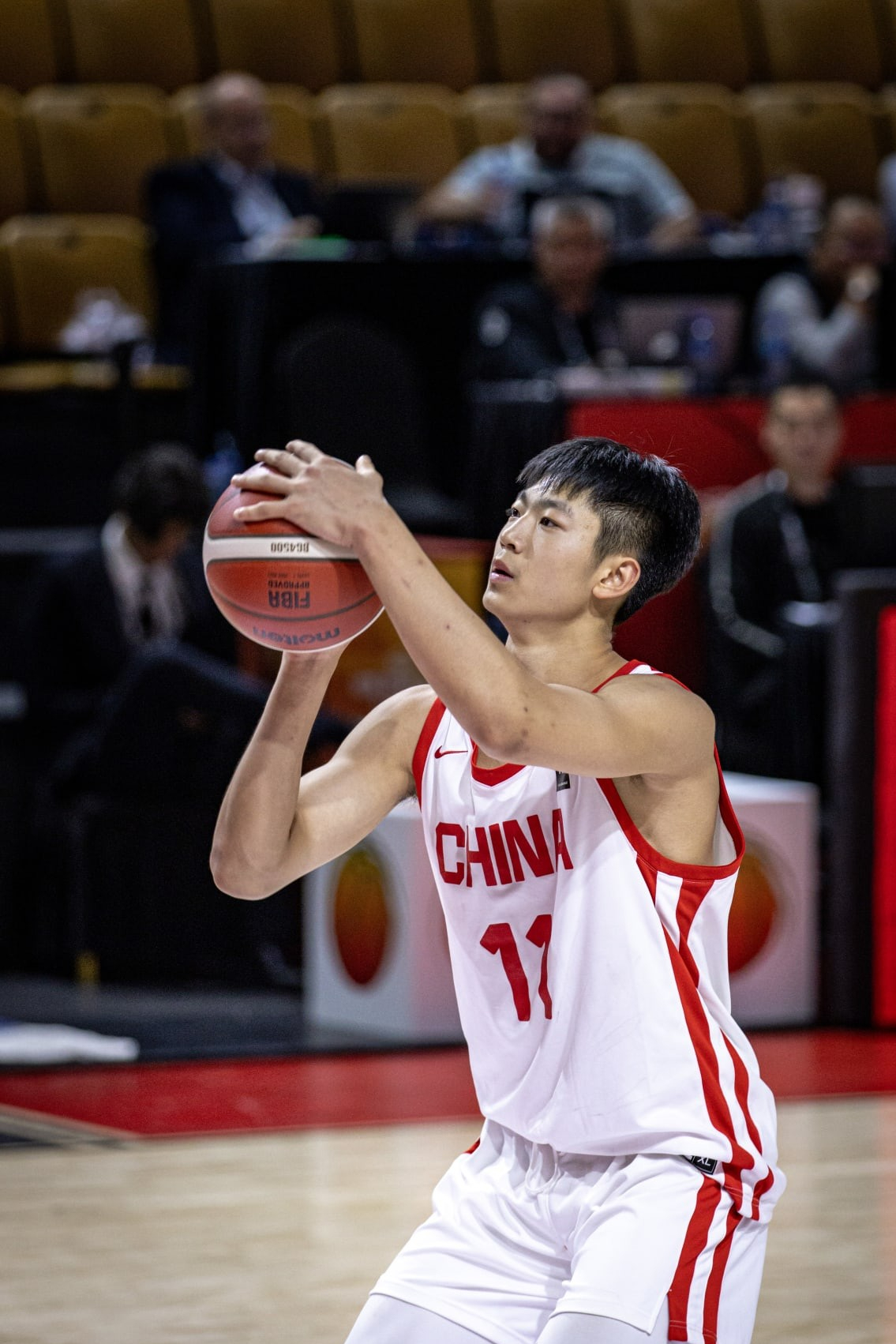 亚洲杯篮球赛：中国队紧追韩国队，战绩领先