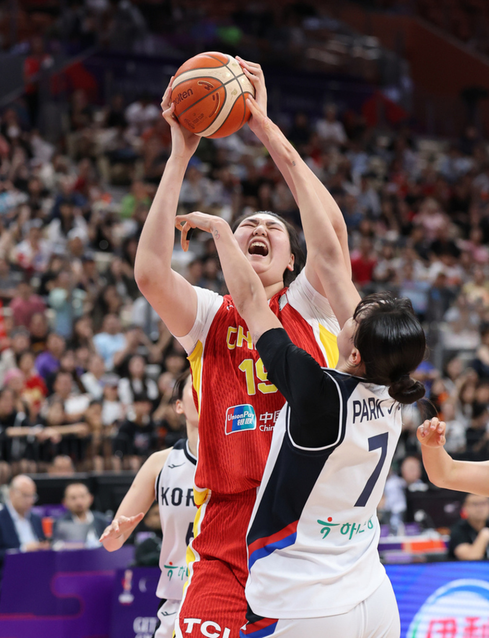 亚洲杯篮球赛：中国队紧追韩国队，战绩领先