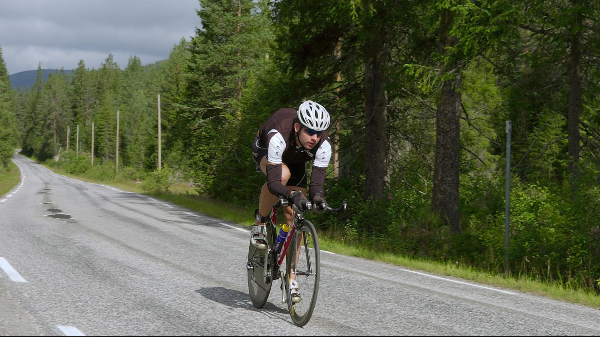 从马里到玻利维亚，斯通斯在关键时刻的突围与足球精神的全球共鸣